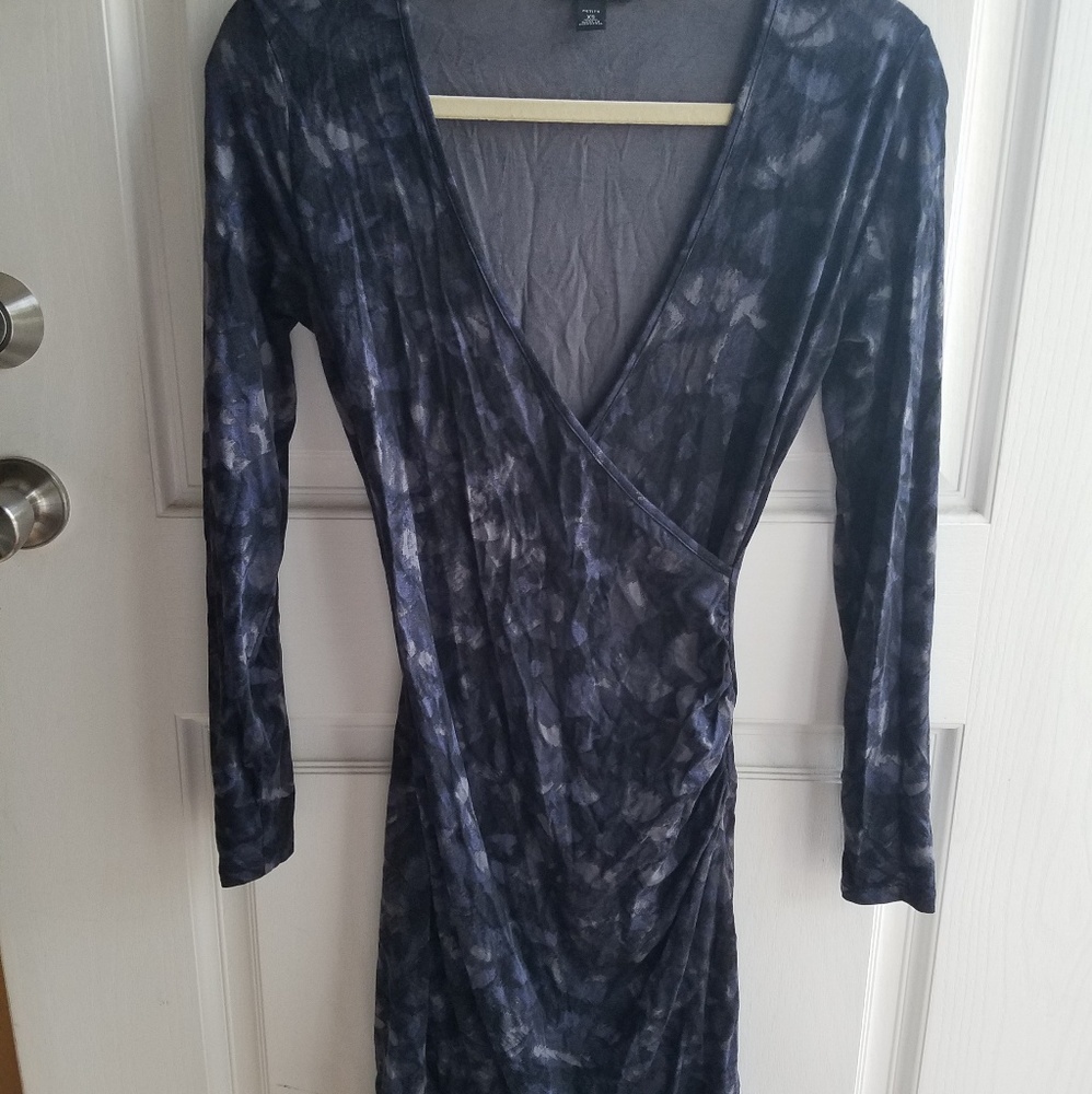 Banana Republic shirred side v neck dress